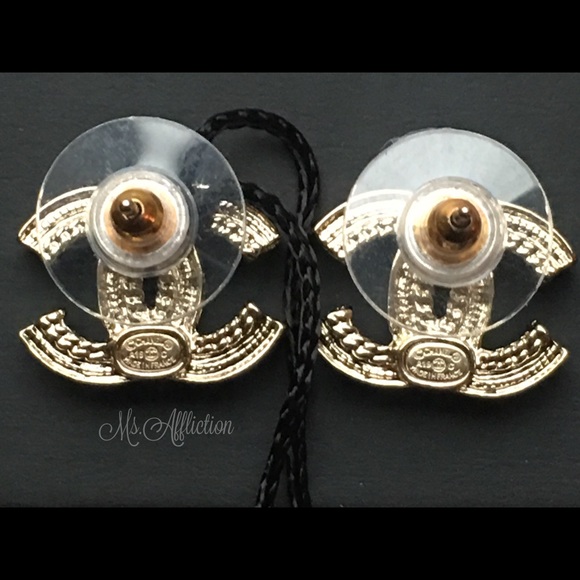 Sold Locally! CHANEL Gold CC Pearl Earrings - Picture 7 of 8